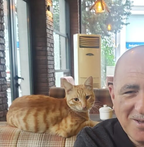 Partiya sədrinin pişiklə fotosu təəccübləndirdi