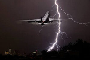 Türkiyədə futbolçuların olduğu təyyarəni ildırım vurdu