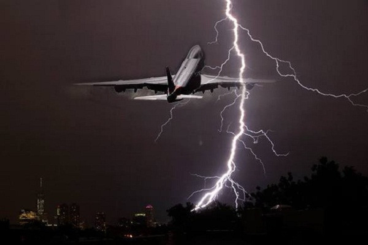 Türkiyədə futbolçuların olduğu təyyarəni ildırım vurdu