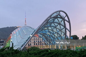 Tbilisinin ən yüksək nöqtəsi Azərbaycan bayrağının rəngləri ilə işıqlandırıldı - FOTO