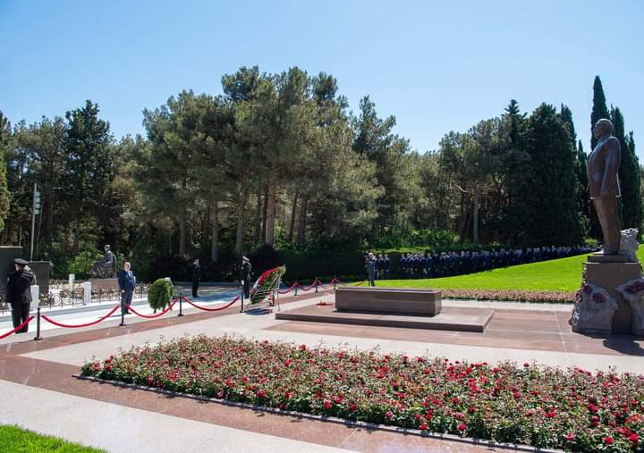 DTX heyəti Heydər Əliyevin 101 illiyi ilə bağlı Fəxri xiyabanı ziyarət etdi - FOTOLAR