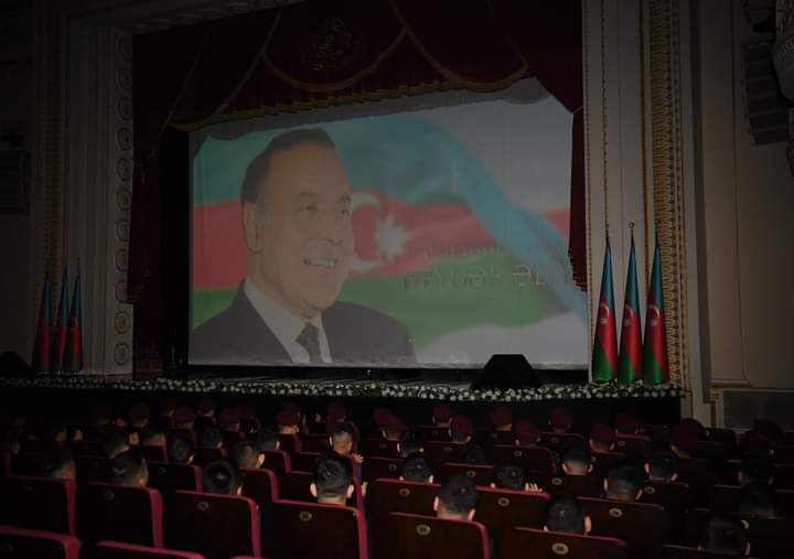 DTX heyəti Heydər Əliyevin 101 illiyi ilə bağlı Fəxri xiyabanı ziyarət etdi - FOTOLAR