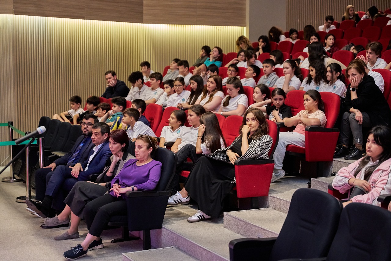 “Bakcell”in Baş İcraçı Direktoru şagirdlərlə görüşdü - FOTOLAR