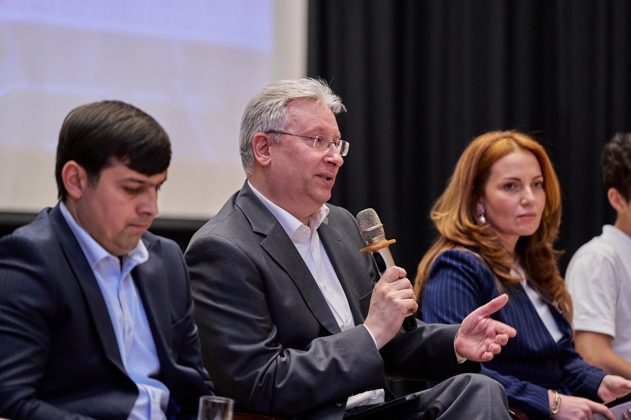 “Bakcell”in Baş İcraçı Direktoru şagirdlərlə görüşdü - FOTOLAR