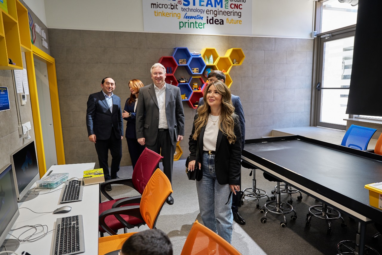 “Bakcell”in Baş İcraçı Direktoru şagirdlərlə görüşdü - FOTOLAR