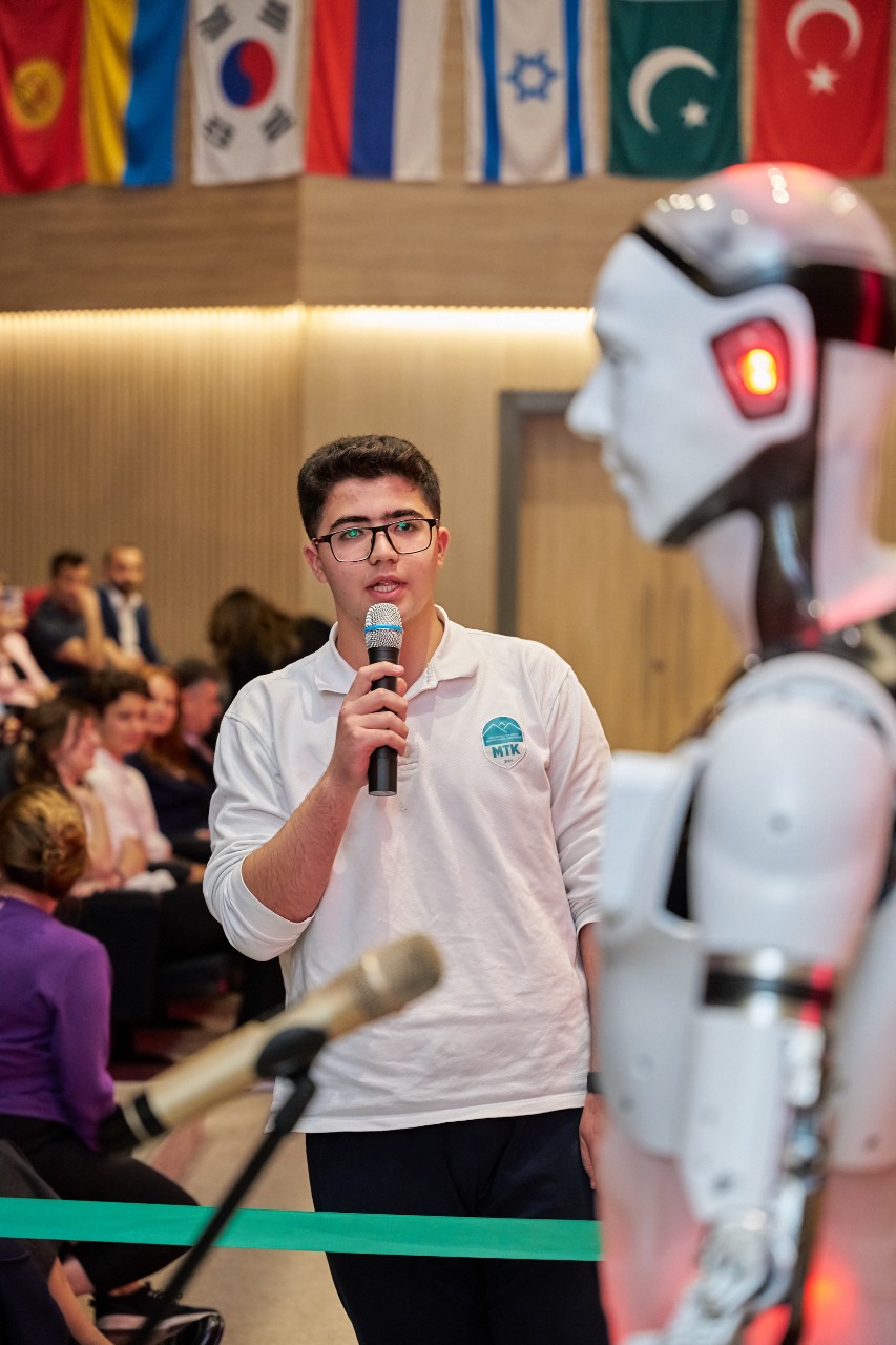 “Bakcell”in Baş İcraçı Direktoru şagirdlərlə görüşdü - FOTOLAR