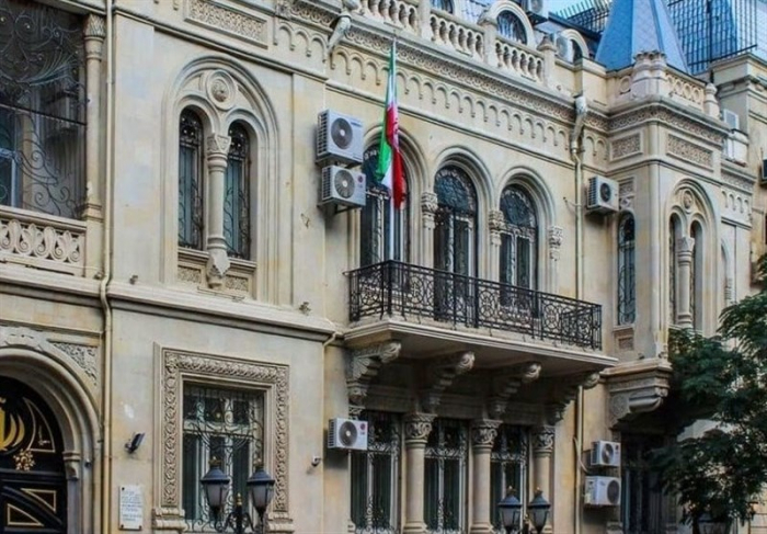 İran səfirliyində bayraq endirildi - FOTO