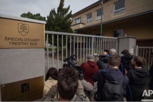 Baş naziri güllələyən yazıçı məhkəmədə etiraf etdi - FOTOLAR