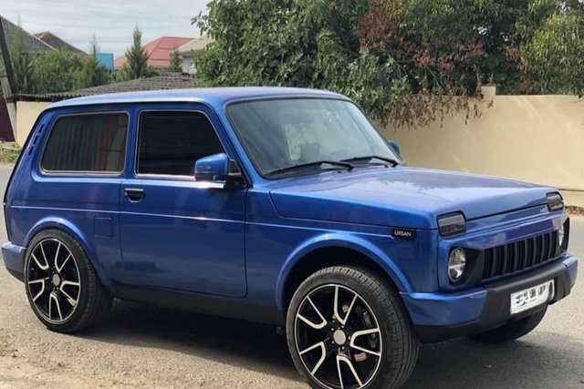 “Niva”nı yüksək sürətlə sürdü, məmurun maşınını vurdu - Məhkəmə