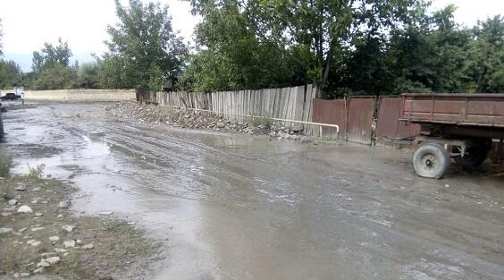 Qəbələdə ərazini su basdı, 2 azyaşlı köməksiz qaldı - VİDEO 1 Qəbələdə ərazini su basdı, 2 azyaşlı köməksiz qaldı - VİDEO