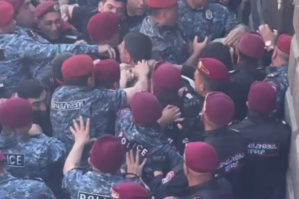 İrəvanda gərginlik: "qırmızılar" deputatı döydü - VİDEO