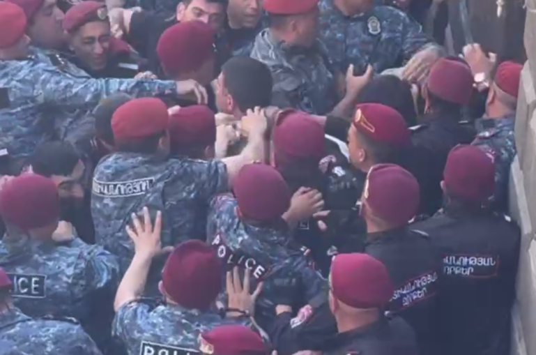 İrəvanda gərginlik: "qırmızılar" deputatı döydü - VİDEO