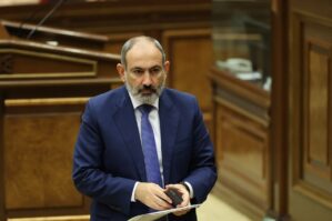 Paşinyan həyəcanlı şəkildə parlament binasından qaçdı