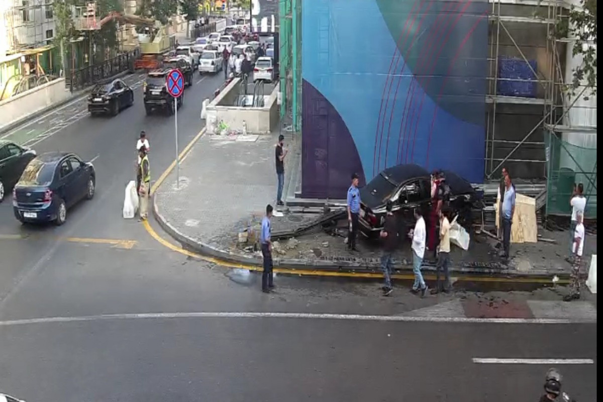 Bakıda qadın sürücü avtomobili işıqfora çırpdı