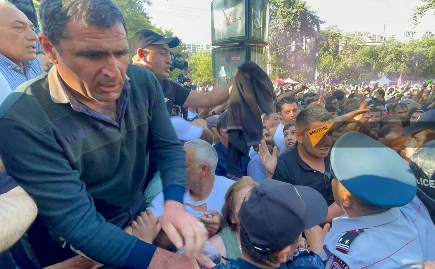 İrəvandakı aksiyada saxlanılanların və xəsarət alanların sayı açıqlandı - FOTO / YENİLƏNİB