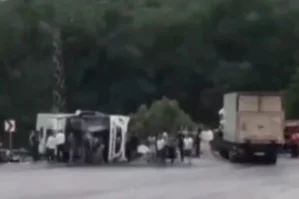 Türkiyədə yük maşını ilə toqquşan avtobus aşdı: ölənlər var