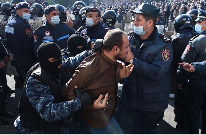 Qavar-Basarkeçər yolunda gərginlik: Erməni polisi etirazçıları belə qovdu – VİDEO