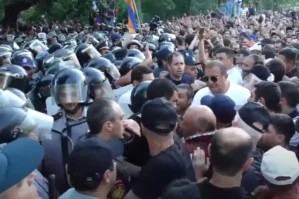 İrəvandakı etirazlardan dəhşətli görüntülər - VİDEO