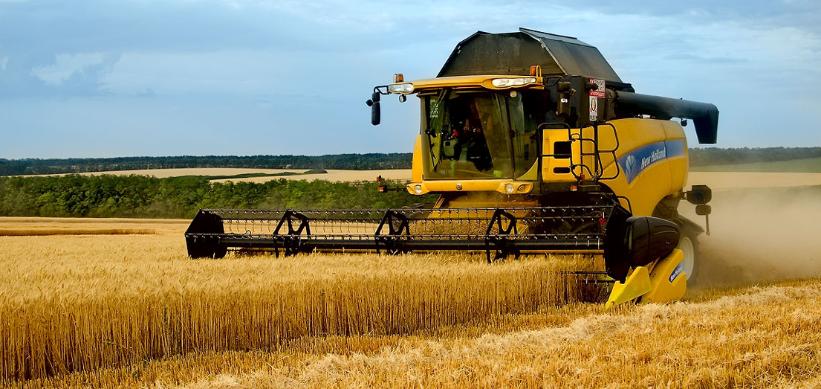 Şəkidə dəhşət: kişi kombaynın altında qalaraq öldü