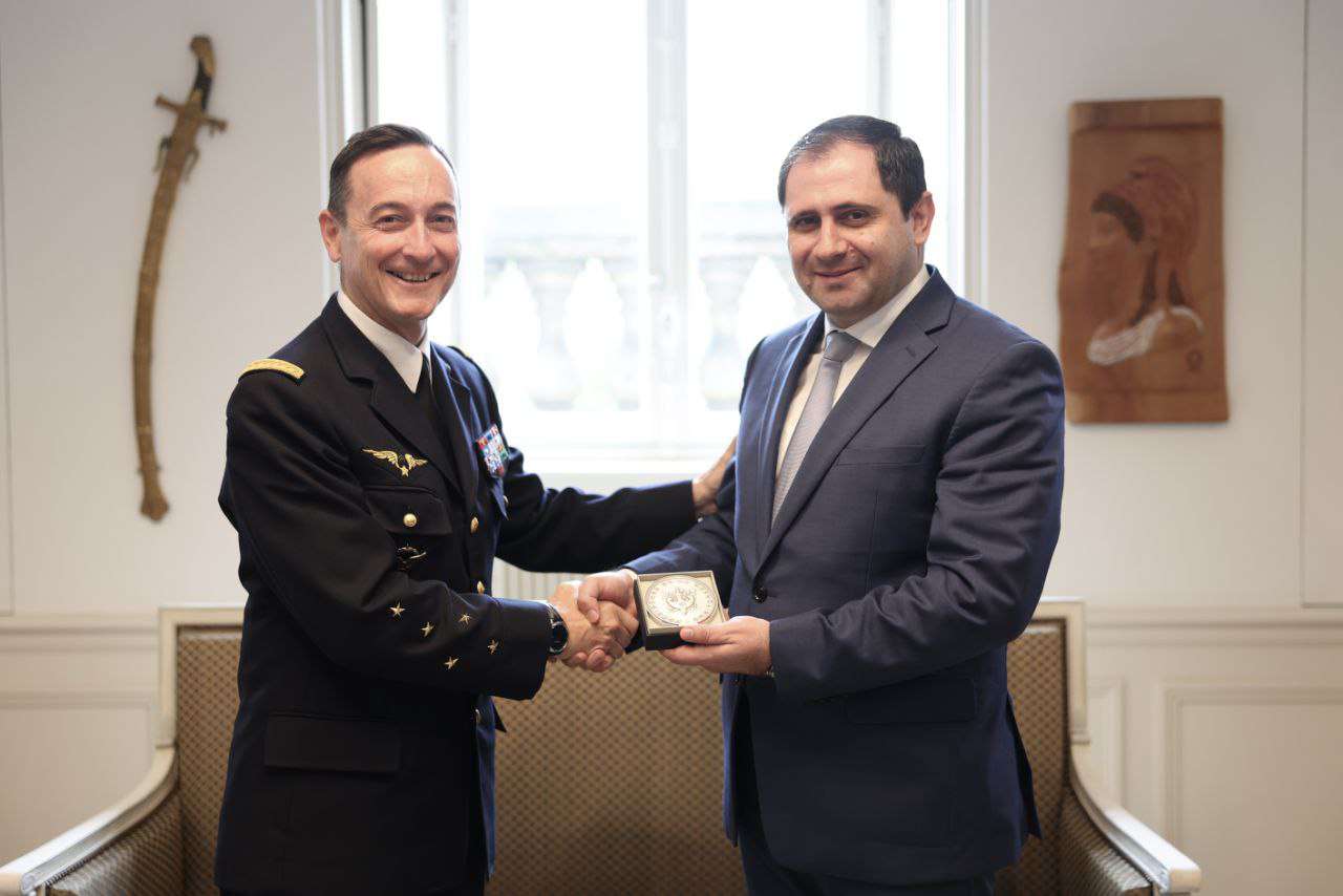 Papikyanı Makronun generalı da qəbul etdi