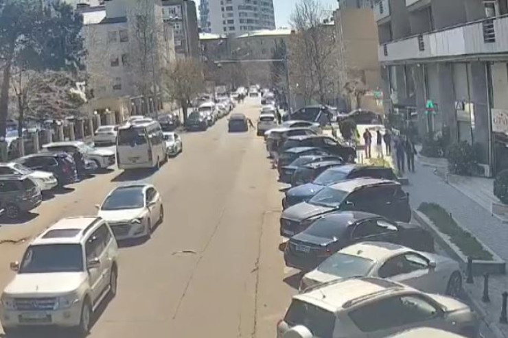 Bakıda anasının əlindən qaçan uşağı "Prius" vurdu - VİDEO 1 Bakıda anasının əlindən qaçan uşağı "Prius" vurdu - VİDEO