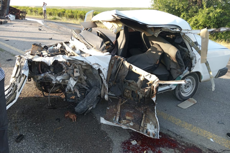 Göyçayda ağır qəza: sürücünün qolu qopdu - VİDEO