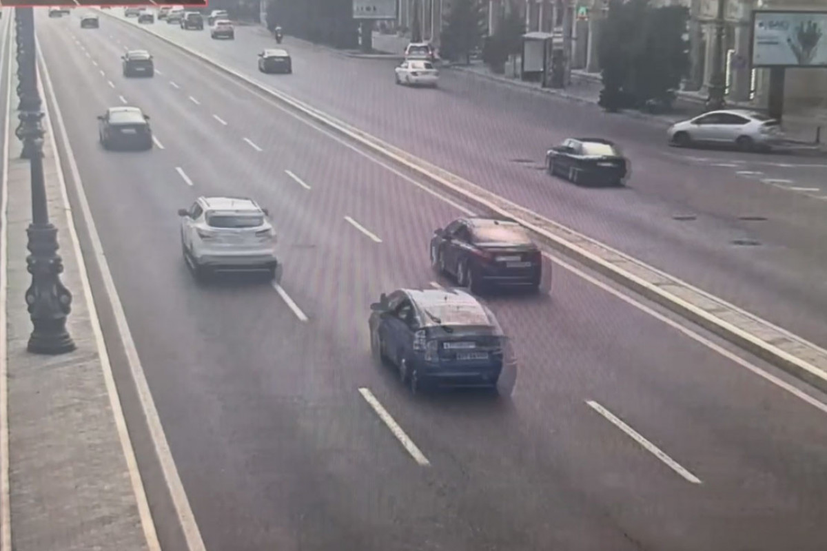 Ayağını pəncərədən çıxarıb "Prius" sürdü, tutuldu - VİDEO 1 srt