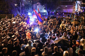 İrəvanda etirazçılar mərkəzi prospekti bağladı