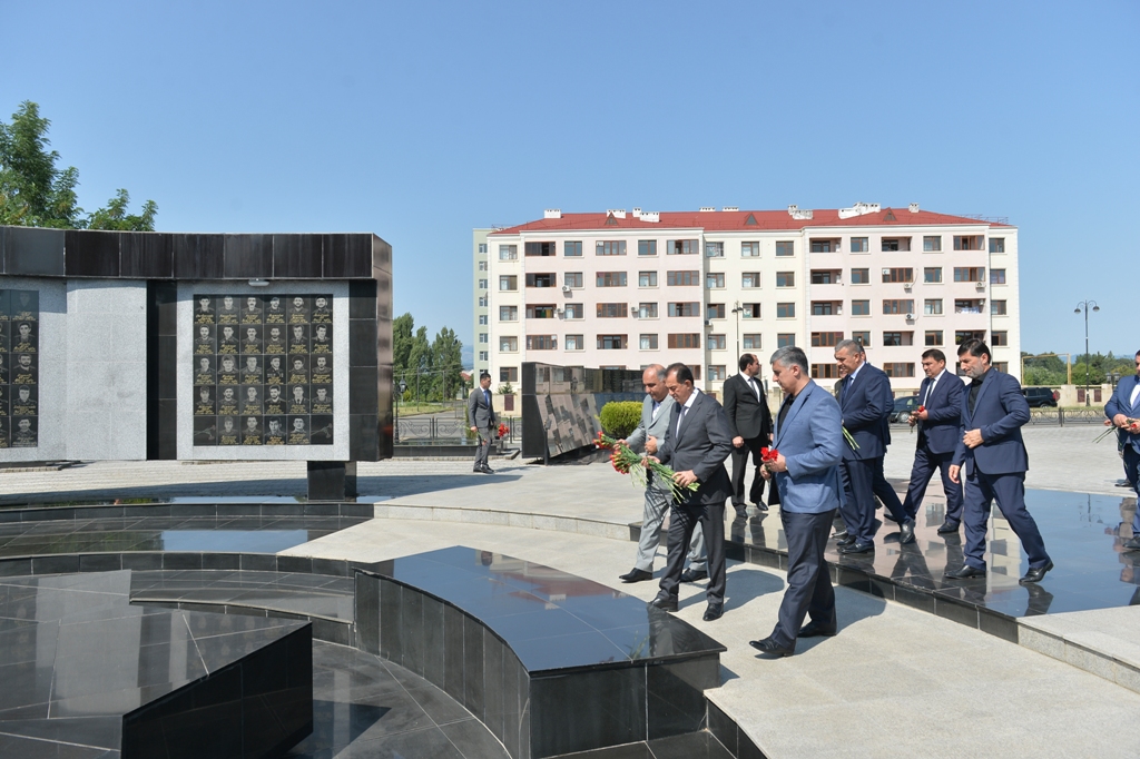 Taleh Qaraşov Aşura günü şəhidlərimizin məzarlarını ziyarət etdi - FOTOLAR