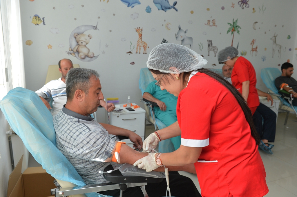 Taleh Qaraşov Aşura günü şəhidlərimizin məzarlarını ziyarət etdi - FOTOLAR