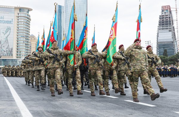 Azərbaycan əsgərləri Minsk meydanında - VİDEO