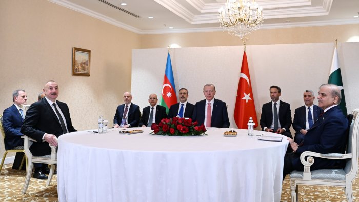 İlham Əliyev böyük şahmat taxtası arxasında: ağlarla gediş – şah və mat