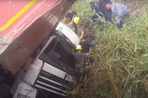 Kürdəmirdə yük maşını kanala aşdı