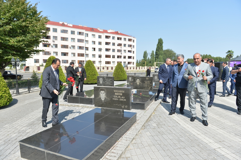 Taleh Qaraşov Aşura günü şəhidlərimizin məzarlarını ziyarət etdi - FOTOLAR