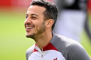 Məşhur futbolçu karyerasını bitirdi