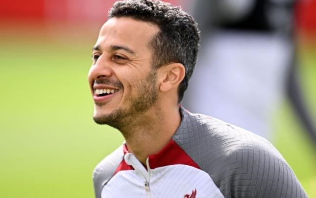 Məşhur futbolçu karyerasını bitirdi