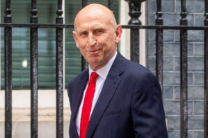 Yeni nazir ilk səfər zamanı raket atəşinə məruz qaldı