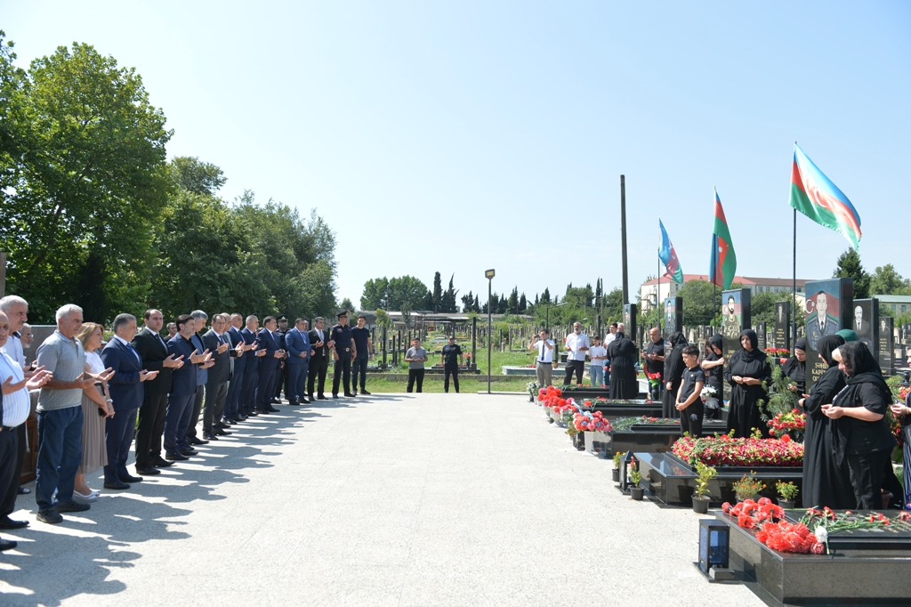 Taleh Qaraşov Aşura günü şəhidlərimizin məzarlarını ziyarət etdi - FOTOLAR
