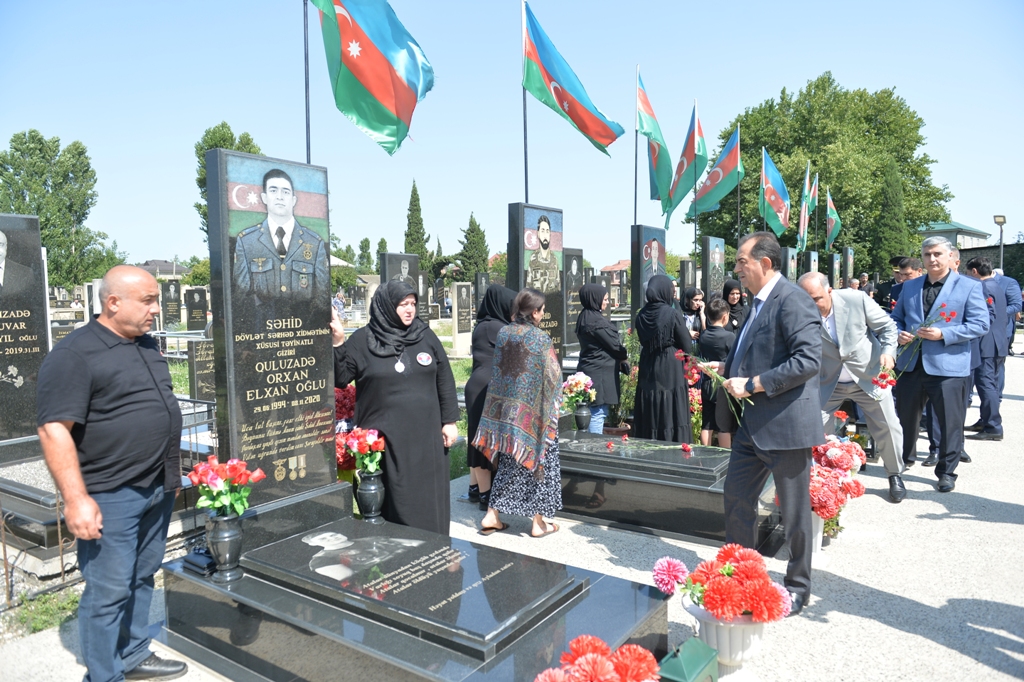 Taleh Qaraşov Aşura günü şəhidlərimizin məzarlarını ziyarət etdi - FOTOLAR