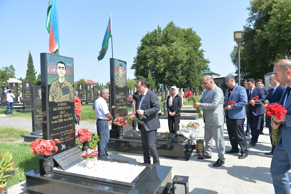 Taleh Qaraşov Aşura günü şəhidlərimizin məzarlarını ziyarət etdi - FOTOLAR