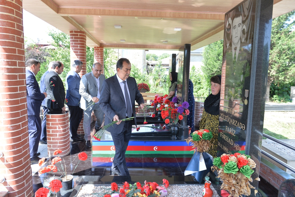 Taleh Qaraşov Aşura günü şəhidlərimizin məzarlarını ziyarət etdi - FOTOLAR