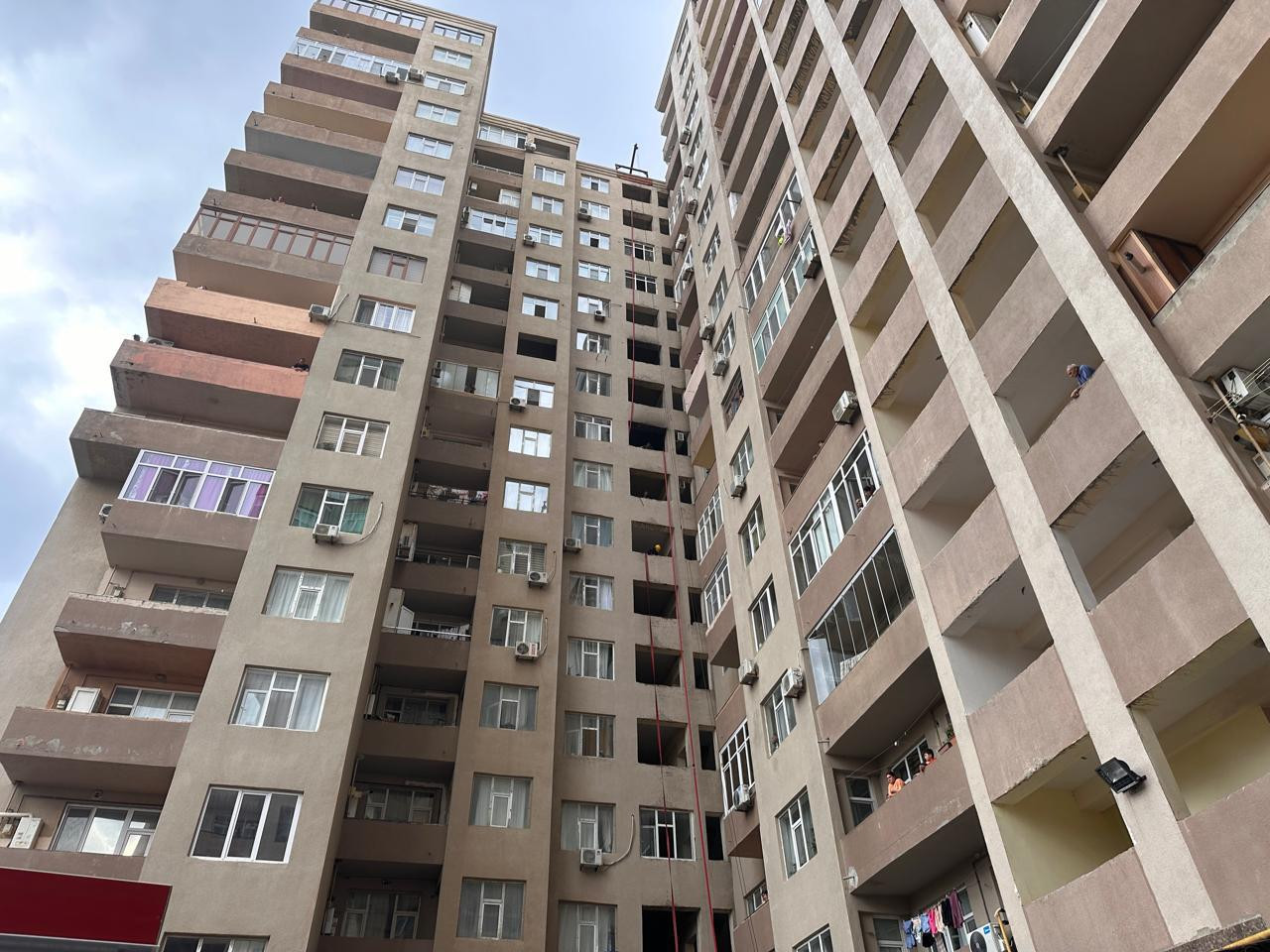 Bakıda yaşayış binasında yanğın: azyaşlı belə xilas edildi - FOTO/ VİDEO 3 Bakıda yaşayış binasında yanğın: azyaşlı belə xilas edildi - FOTO/ VİDEO