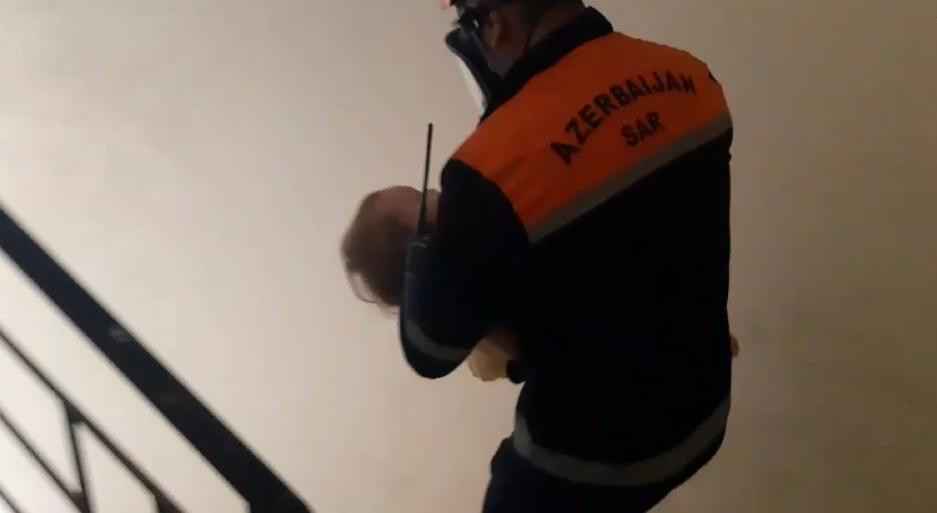 Bakıda yaşayış binasında yanğın: azyaşlı belə xilas edildi - FOTO/ VİDEO