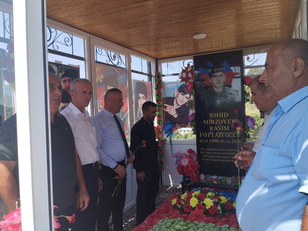 Taleh Qaraşov Aşura günü şəhidlərimizin məzarlarını ziyarət etdi - FOTOLAR 4 Taleh Qaraşov Aşura günü şəhidlərimizin məzarlarını ziyarət etdi - FOTOLAR