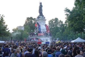 Parisdə mitinq başladı: Solçular meydana axışdı - VİDEO