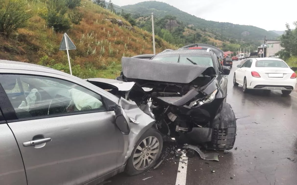 Tavuşda qəza: 1 erməni öldü, 11-i yaralandı