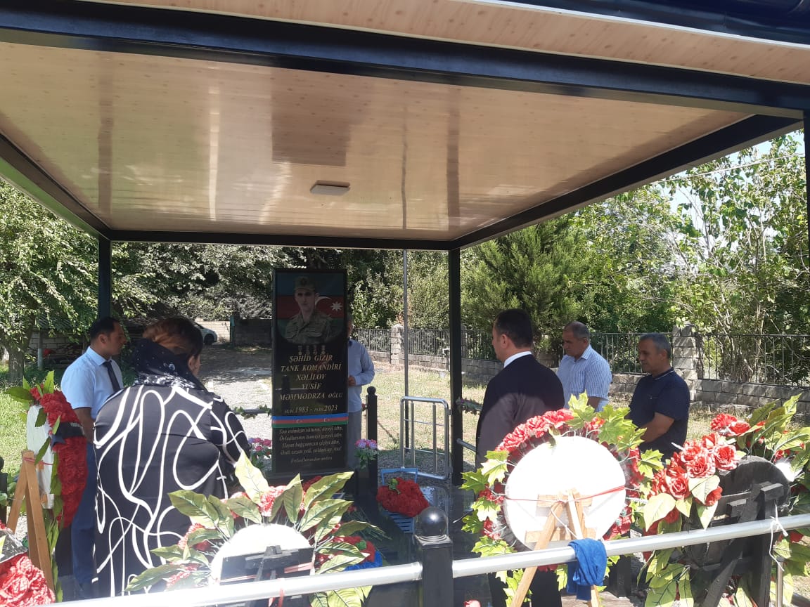 Taleh Qaraşov Aşura günü şəhidlərimizin məzarlarını ziyarət etdi - FOTOLAR