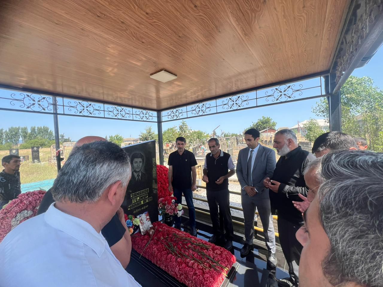 Taleh Qaraşov Aşura günü şəhidlərimizin məzarlarını ziyarət etdi - FOTOLAR