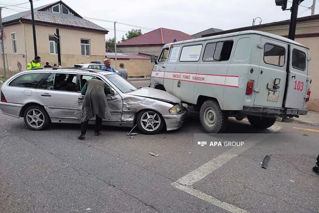 Qubada təcili yardım avtomobili zəncirvarı qəzaya düşdü - FOTO