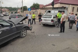 Qubada təcili yardım avtomobili zəncirvarı qəzaya düşdü - FOTO